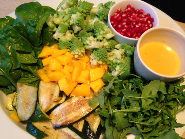 Salatfad med bladgrønt og mango