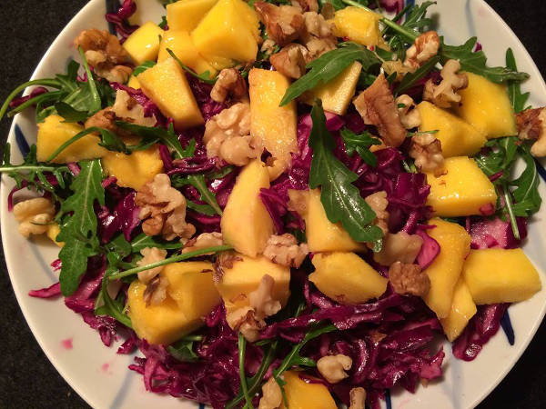 Rødkål med mango og ruccola