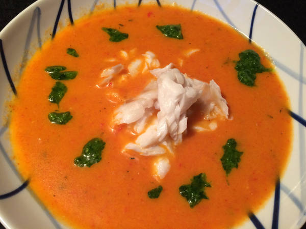 Tomatsuppe med fisk og persilleolie