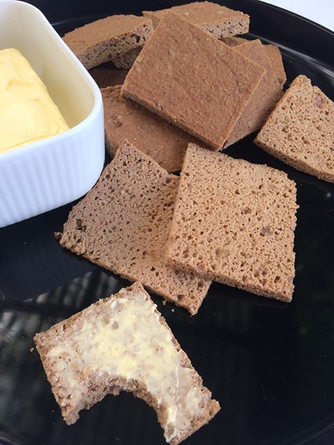 Glutenfrit brød med æg og kerner