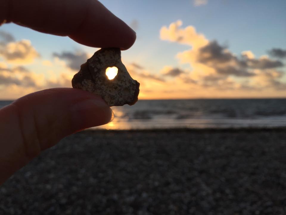 n med hjerte i solnedgang