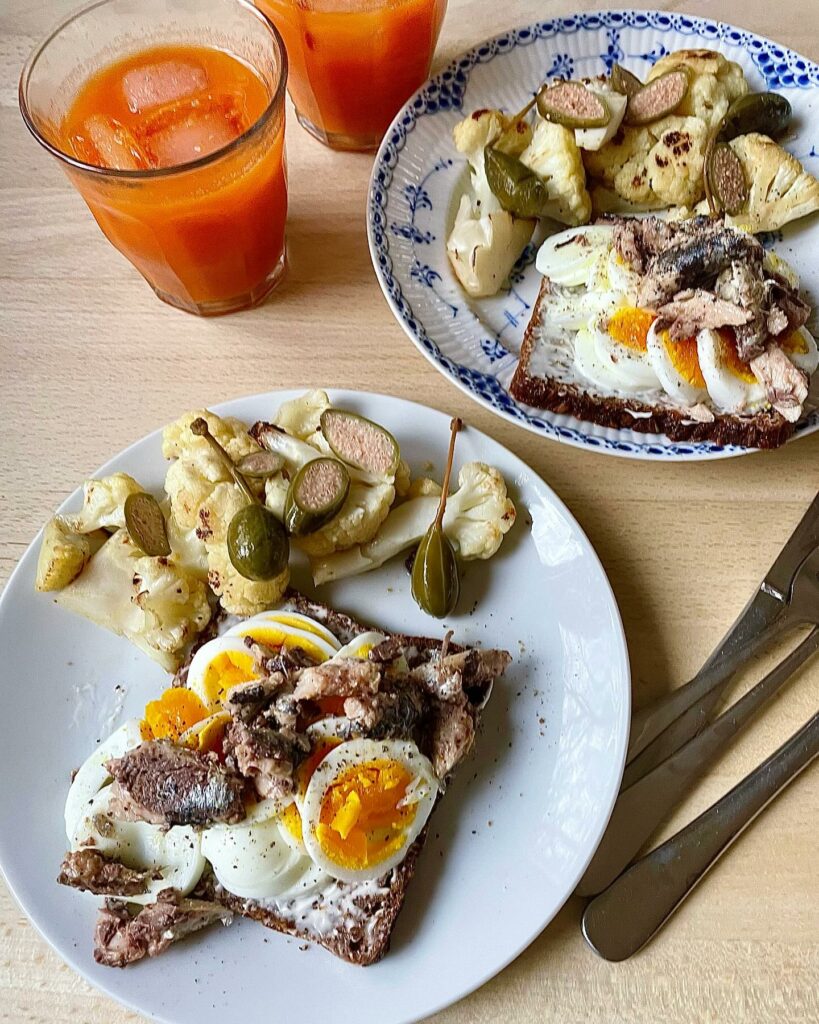 rugbrød med æg og sardiner